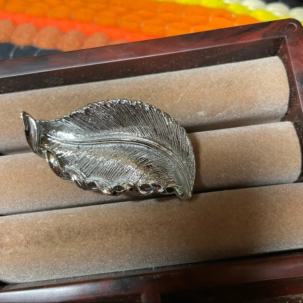 Vintage Broaches set of four pieces